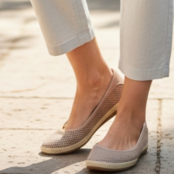 Earthies Shoes - NWT Clark's Women's Tan Flexy Round Toe Ballet Flats Size-9